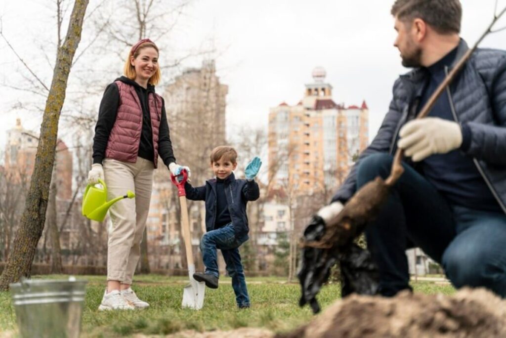 Gestão da arborização urbana: família brincando no parque.