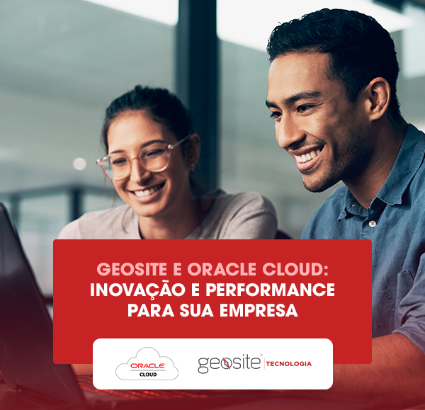oracle cloud: um homem e uma mulher sorrindo olhando para o notebook em segundo plano. No primeiro plano, o nome do artigo e o logotipo da Geosite Tecnologia em letras brancas.