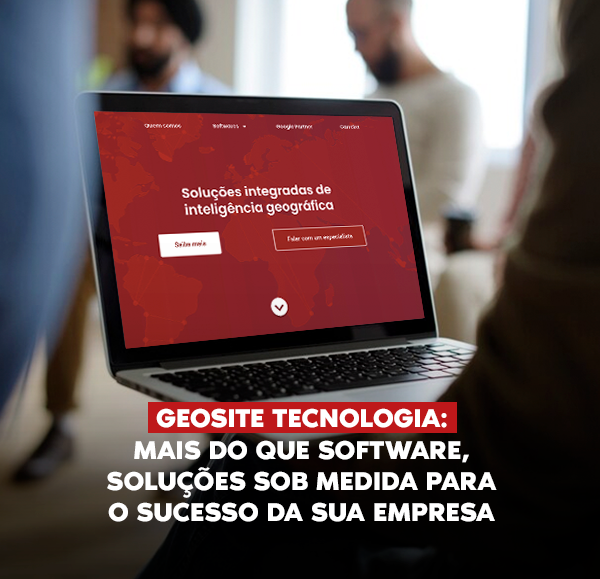soluções customizadas: um notebook com a imagem do site da Geosite, com letras brancas, o nome do artigo.